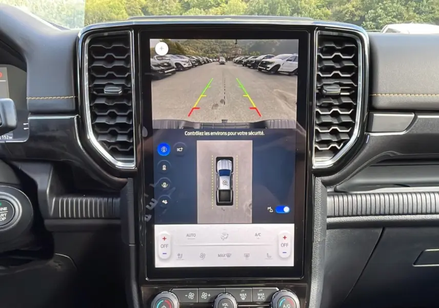 Vue intérieure centrée sur l’écran tactile du Ford Ranger Wildtrak 2025, affichant la caméra de recul et l’aide au stationnement.