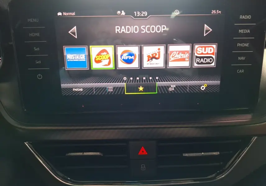 Écran tactile central du Skoda Kamiq 2021 montrant l'interface radio avec plusieurs stations disponibles.