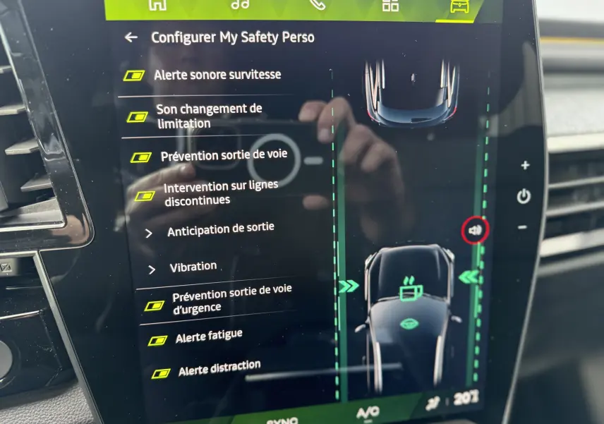 Écran tactile intérieur du Renault Austral noir étoile affichant les aides à la conduite en mode sécurité.