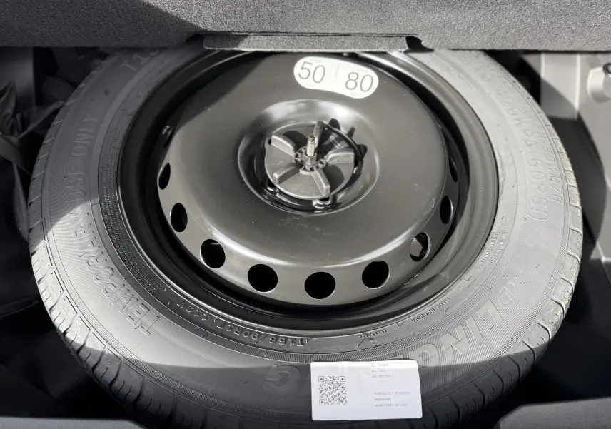 Vue rapprochée de la console centrale du Renault Austral noir étoile, avec écran tactile et commandes climatisation.