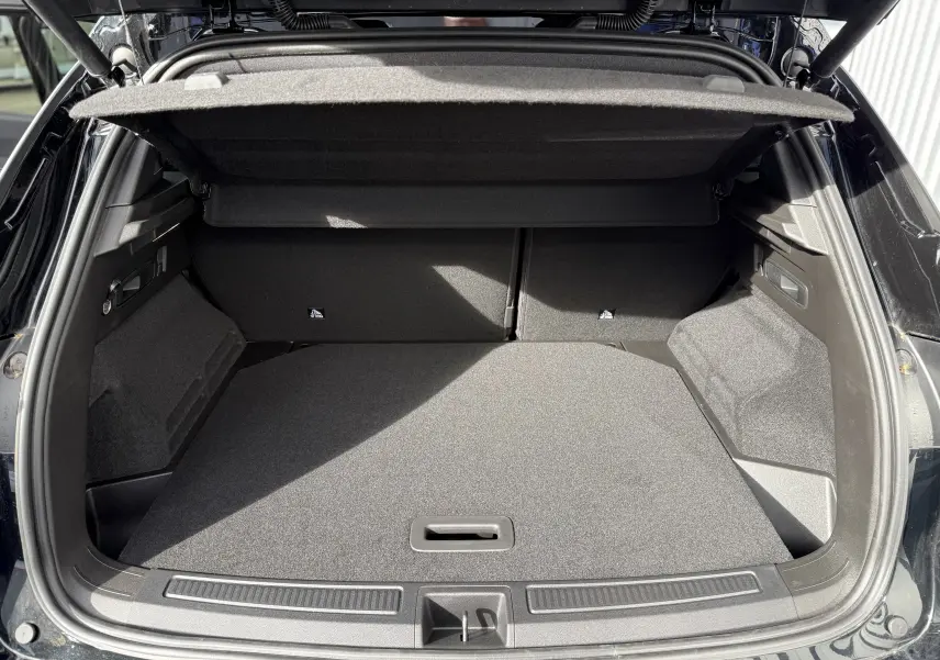 Gros plan sur la roue de secours noire étoile du coffre du Renault Austral Full Hybrid 2026.