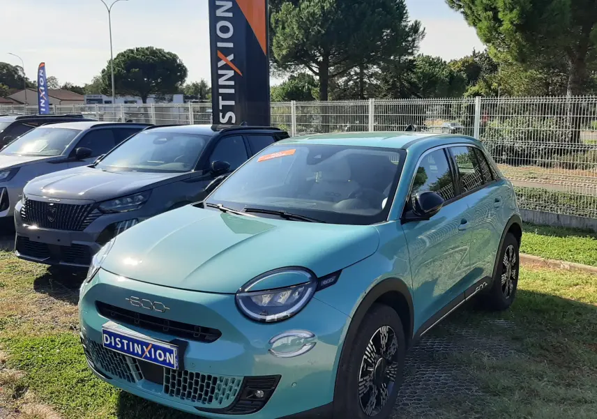 Vue 3/4 avant d'une FIAT 600 1.2 Hybrid 2025 en vert sky avec jantes noires et détails noirs contrastants.