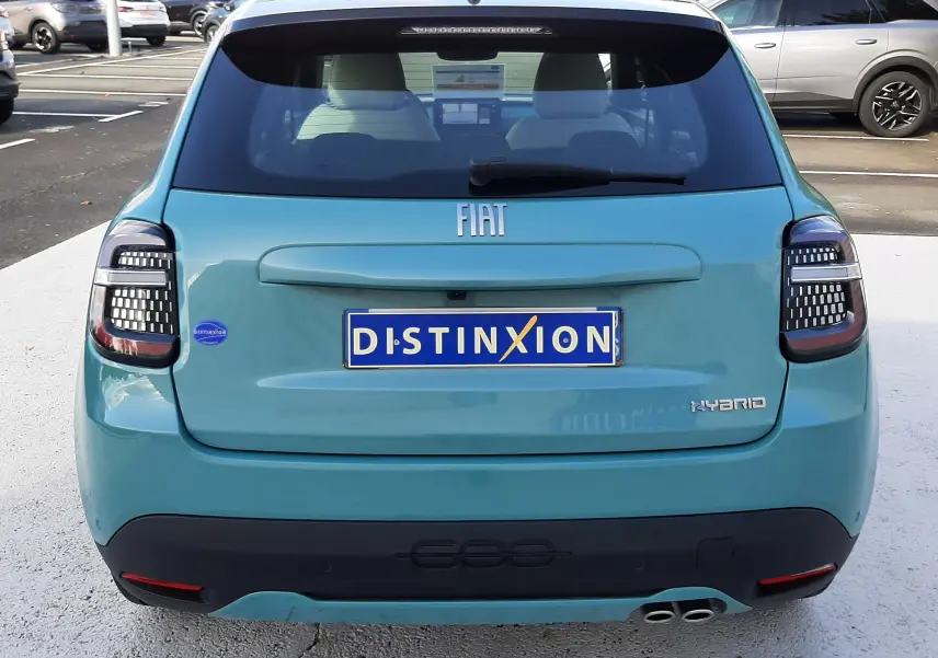 Vue arrière d'une FIAT 600 1.2 Hybrid 2025 en vert sky avec feux arrière modernes et double sortie d'échappement.