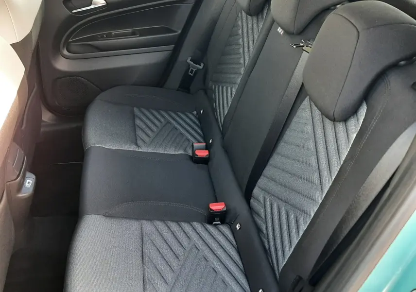 Vue intérieure côté droit des sièges arrière gris et noir du FIAT 600 1.2 Hybrid 2025, avec portières et ceintures visibles.