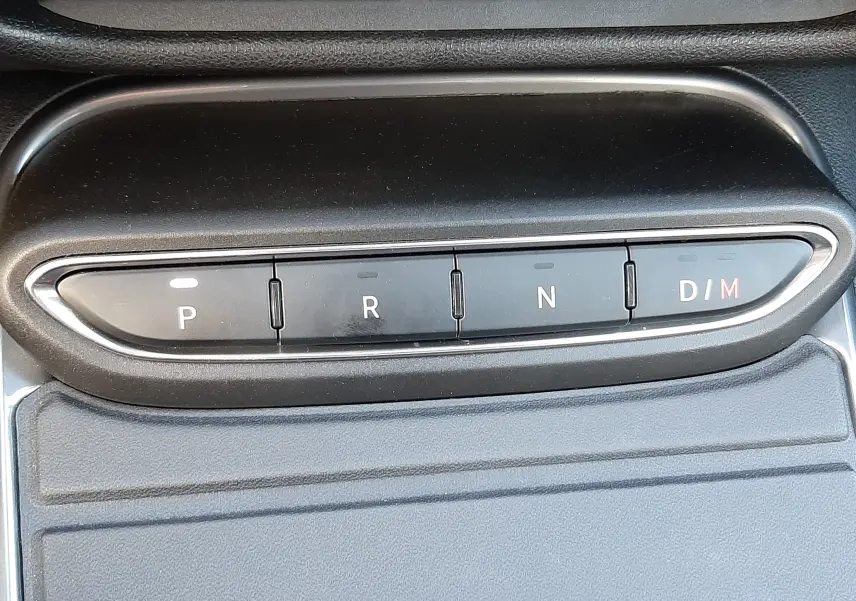 Gros plan sur la commande de boîte automatique noire de la Fiat 600 1.2 Hybrid, avec les modes P, R, N et D/M.
