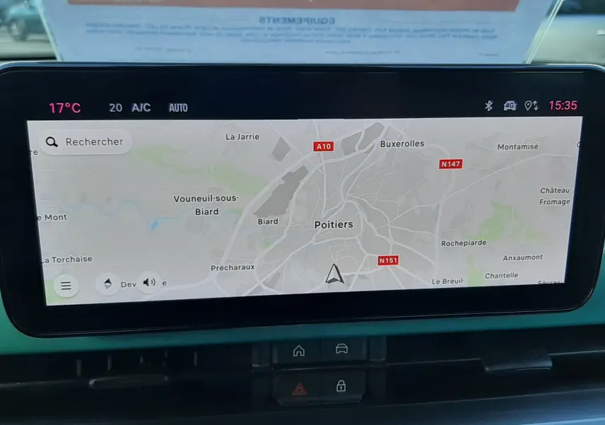 Écran tactile central affichant la navigation GPS dans un FIAT 600 vert Sky, intérieur avec commandes climatisation visibles.