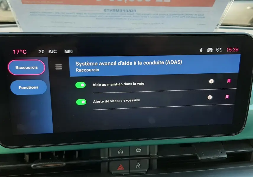 Écran tactile intérieur du FIAT 600 1.2 Hybrid 136ch 2025 affichant les aides à la conduite, vue frontale rapprochée.