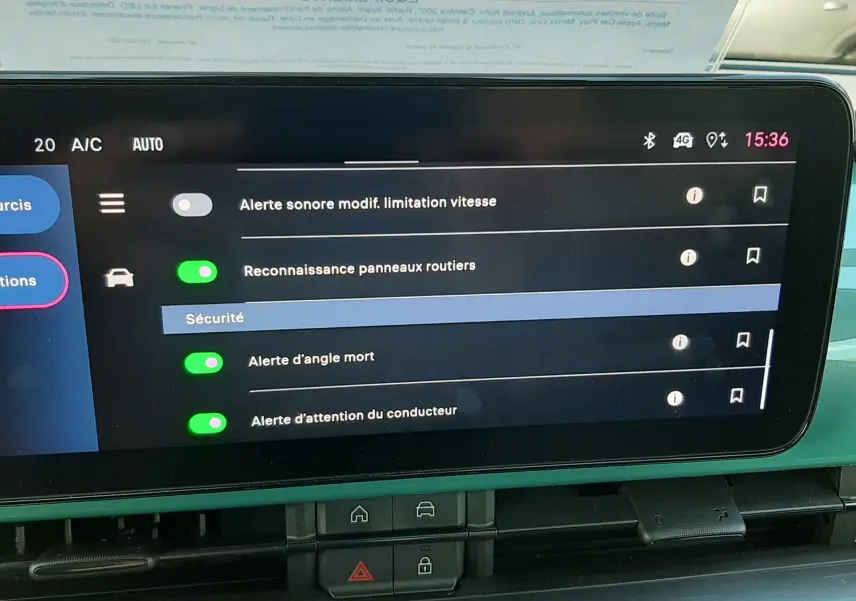Écran tactile central de la FIAT 600 2025 vert Sky affichant les réglages d'alertes de sécurité et reconnaissance panneaux.