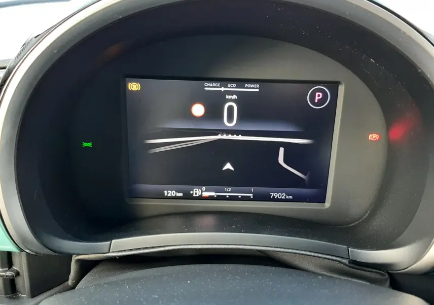 Vue rapprochée du tableau de bord numérique de la Fiat 600 1.2 Hybrid 2025, affichant la vitesse à 0 km/h.