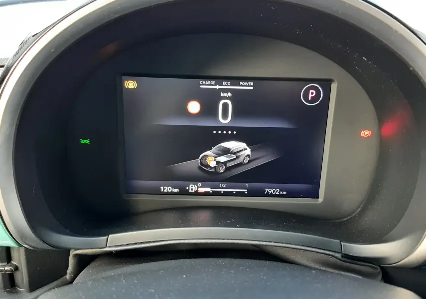 Vue rapprochée du tableau de bord numérique de la Fiat 600 1.2 Hybrid 2025, affichant la vitesse à 0 km/h.