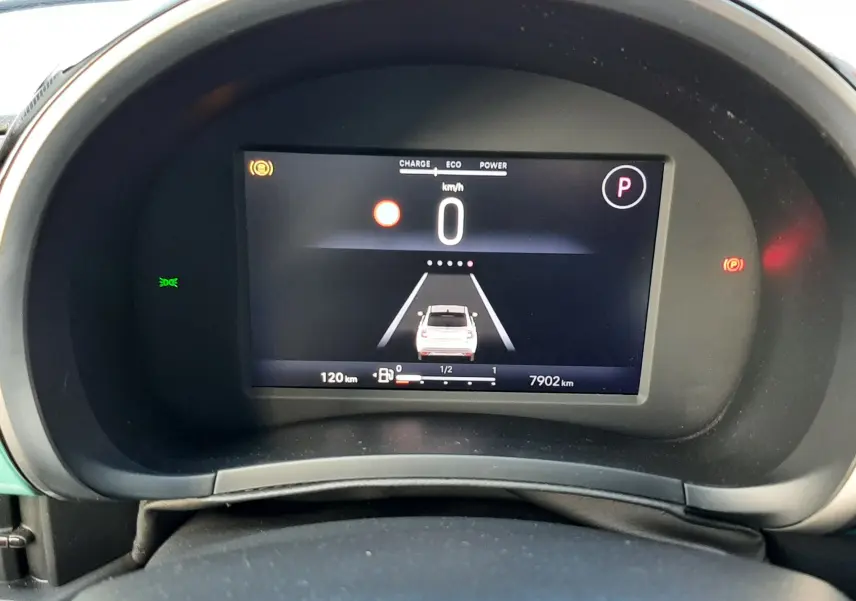 Vue rapprochée du tableau de bord numérique de la Fiat 600 1.2 Hybrid 2025, avec affichage de la vitesse à zéro.