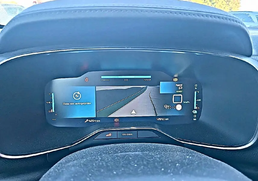 Tableau de bord numérique du Citroën C5 Aircross hybride 2024 vu de face, avec affichage GPS et indicateurs lumineux.