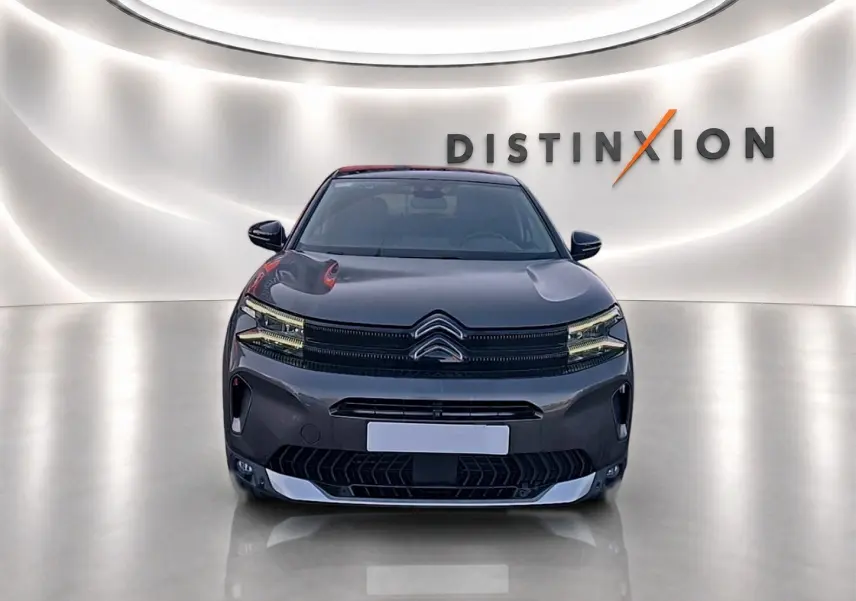 Vue frontale d'un Citroën C5 Aircross gris platinium 2024 avec calandre distinctive et éclairage LED moderne.
