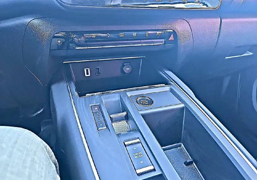 Vue rapprochée de la console centrale grise du Citroën C5 Aircross 2024 avec boutons de démarrage et modes de conduite.