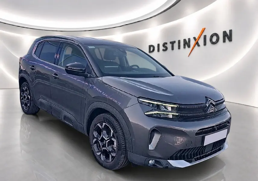 SUV Citroën C5 Aircross gris platinium en 3/4 avant droit, avec jantes alu et calandre distinctive.