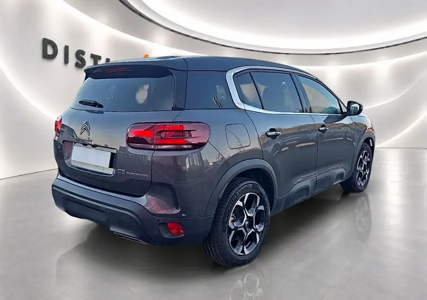 Vue 3/4 arrière droite du Citroën C5 Aircross gris platinium avec jantes alu et vitres teintées.