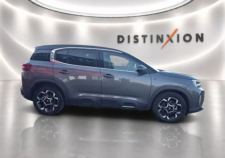 Vue profil droit du Citroën C5 Aircross gris platinium 2024 avec jantes alu et toit noir contrasté.