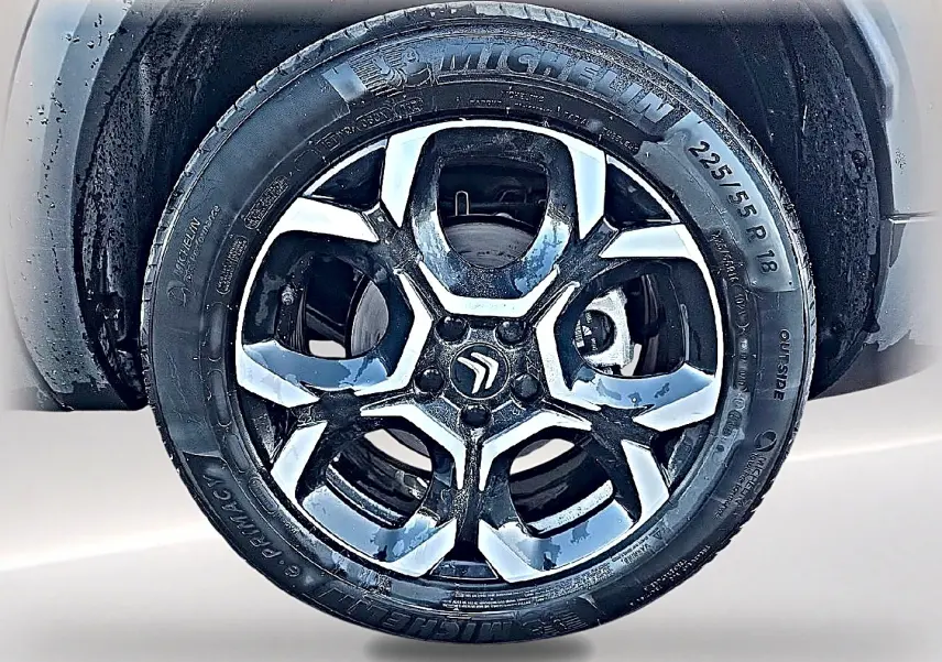 Gros plan sur la jante alu noire et argentée avec logo Citroën au centre, montée sur pneu Michelin 225/55 R18.