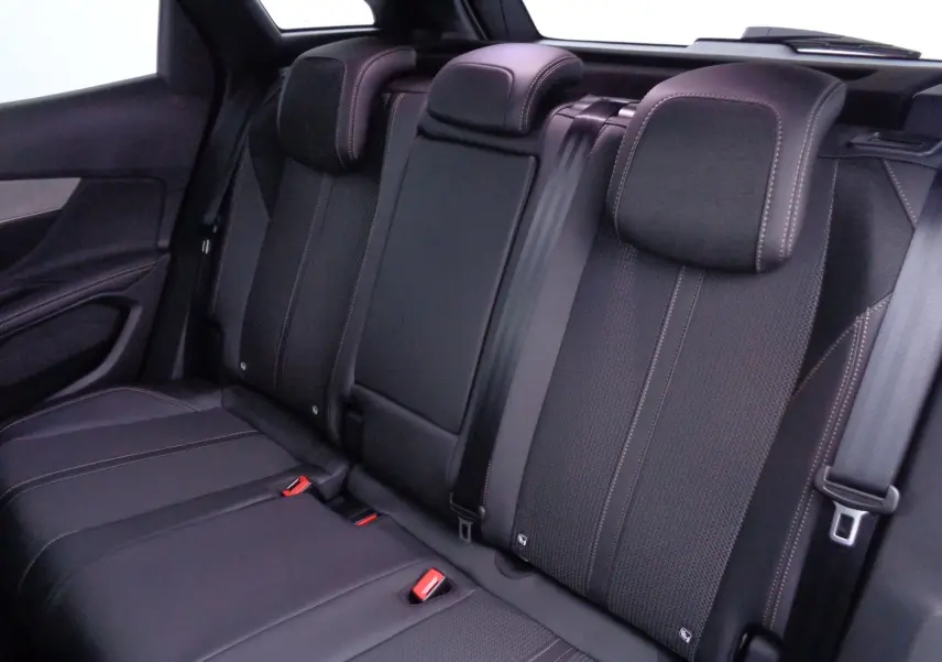 Vue intérieure arrière du Peugeot 3008 2023, montrant les sièges arrière en cuir noir avec surpiqûres contrastantes.