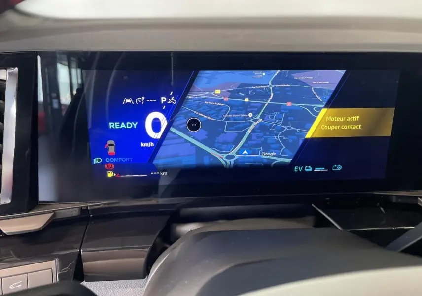 Tableau de bord numérique du Renault Austral 2025 affichant la navigation et l'état hybride en mode confort.