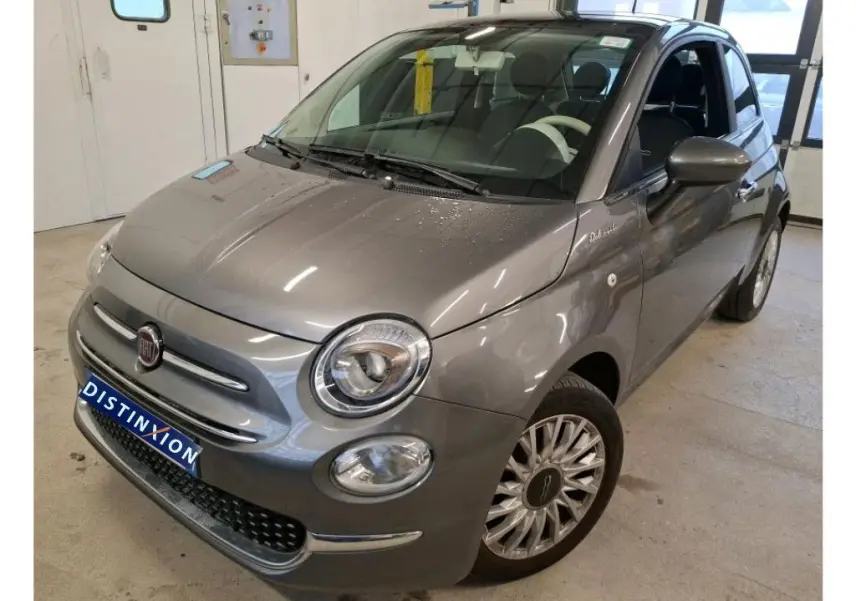 Vue 3/4 avant droite d'une FIAT 500 Dolcevita 2022 gris Electroclash avec jantes spécifiques et logo distinctif sur aile.