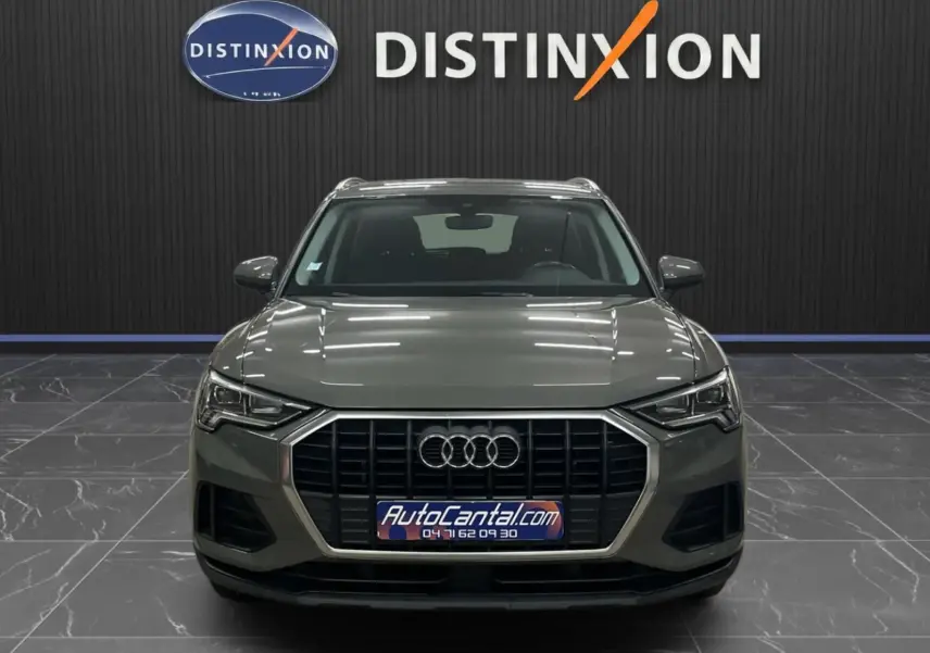 Audi Q3 Business gris vue de face, mettant en valeur la calandre hexagonale et les phares LED anguleux.