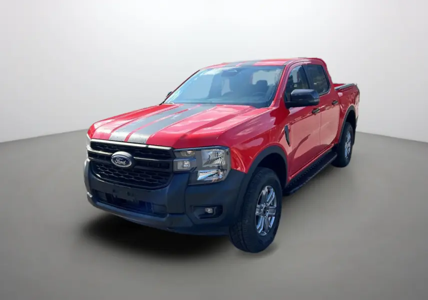 Ford Ranger 2025 rouge racing en 3/4 avant droit avec bandes grises et jantes alu 17 pouces tout-terrain.