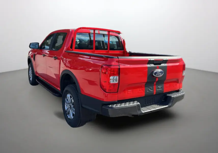 Ford Ranger rouge racing vu en 3/4 arrière droit avec bande noire et jantes alu 17 pouces tout-terrain.