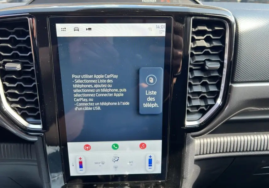 Écran tactile central du Ford Ranger 2025 affichant les instructions Apple CarPlay, entouré de la console noire et des aérateurs.