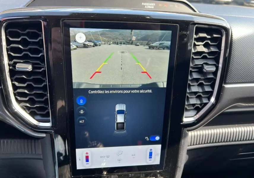 Gros plan sur l'écran tactile central affichant la caméra de recul du Ford Ranger rouge racing 2025.