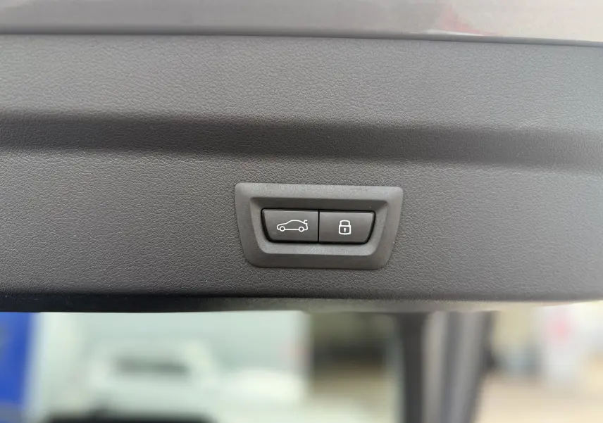 Boutons d'ouverture et de verrouillage électrique du hayon sur la partie intérieure du coffre d'une BMW X2 Skyscraper 2025.