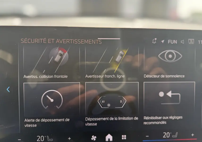 Écran intérieur du BMW X2 2025 montrant les alertes de sécurité et d’assistance à la conduite en français.
