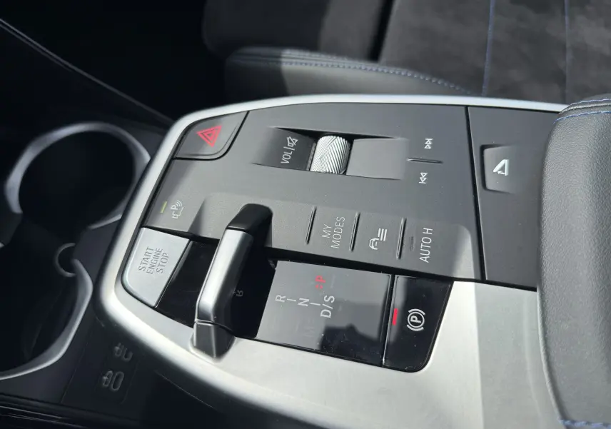 Gros plan sur la console centrale du BMW X2 2025 Skyscraper, montrant le levier de vitesses et les commandes de démarrage et modes de conduite.
