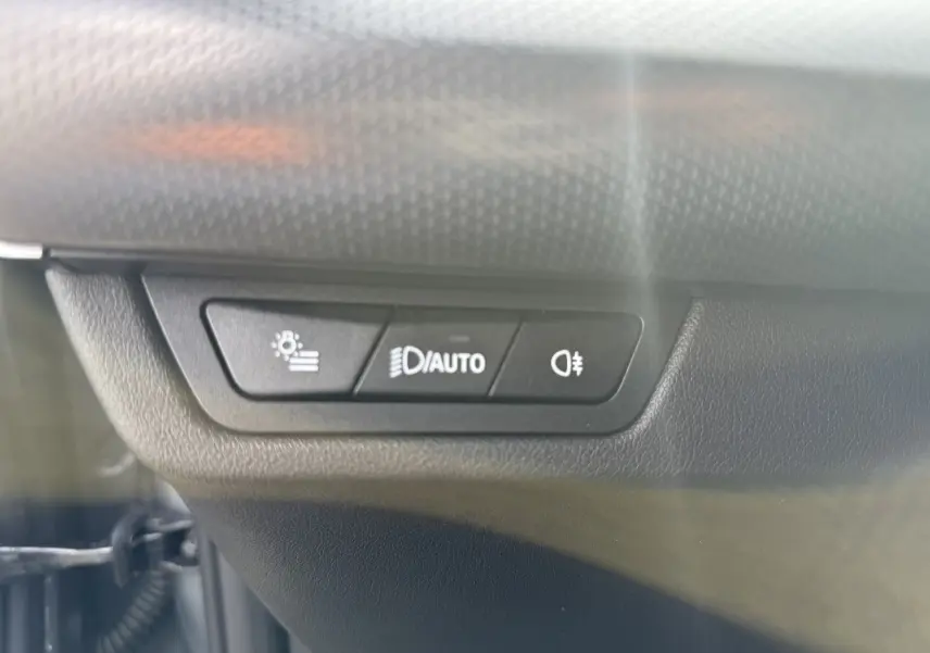 Gros plan sur les boutons de commande des phares automatiques et antibrouillard dans une BMW X2 Skyscraper 2025.