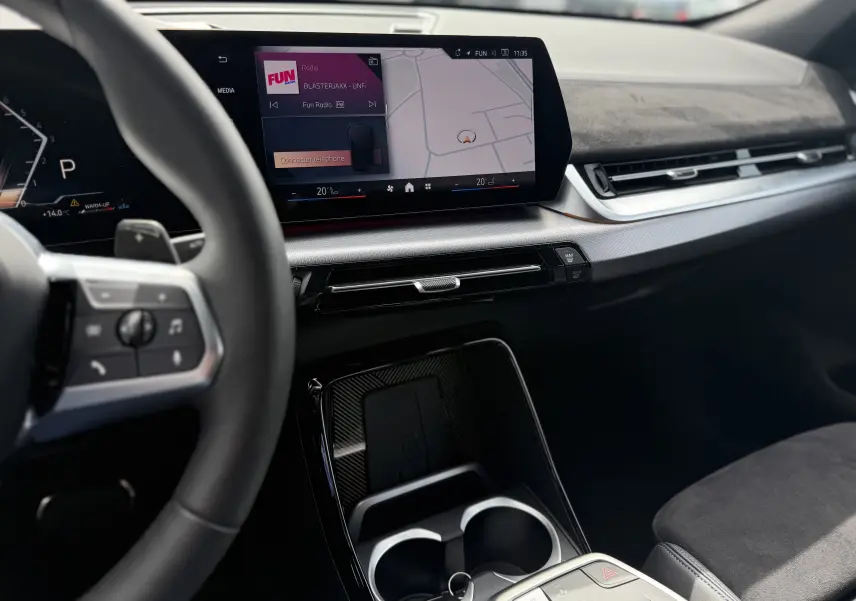 Vue intérieure côté conducteur du tableau de bord et écran tactile du BMW X2 2025 avec finition noire et détails modernes.