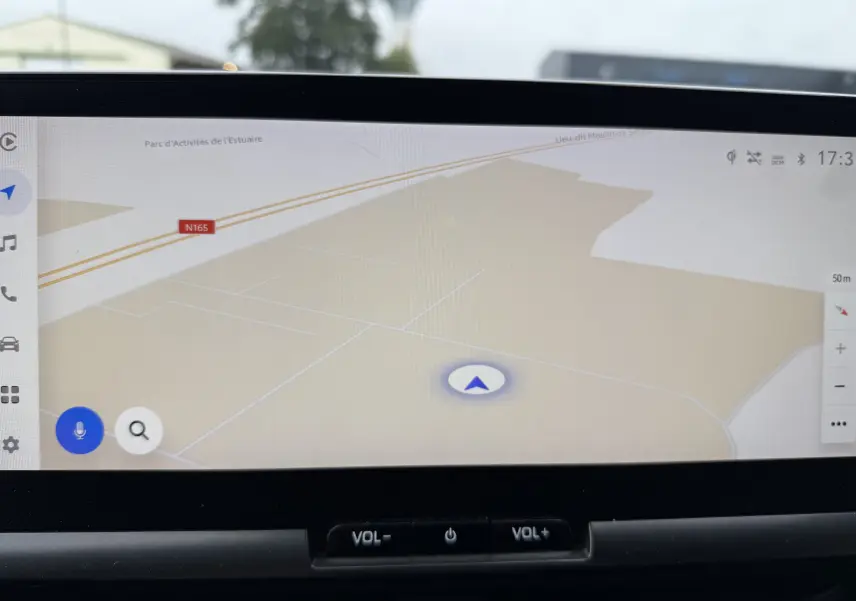Écran tactile du système de navigation du Toyota C-HR Hybride 2024, affichant une carte avec commandes tactiles.