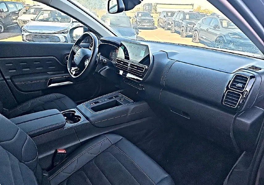 Vue intérieure côté conducteur du Citroën C5 Aircross 2024 gris platinium, avec tableau de bord et écran tactile central.
