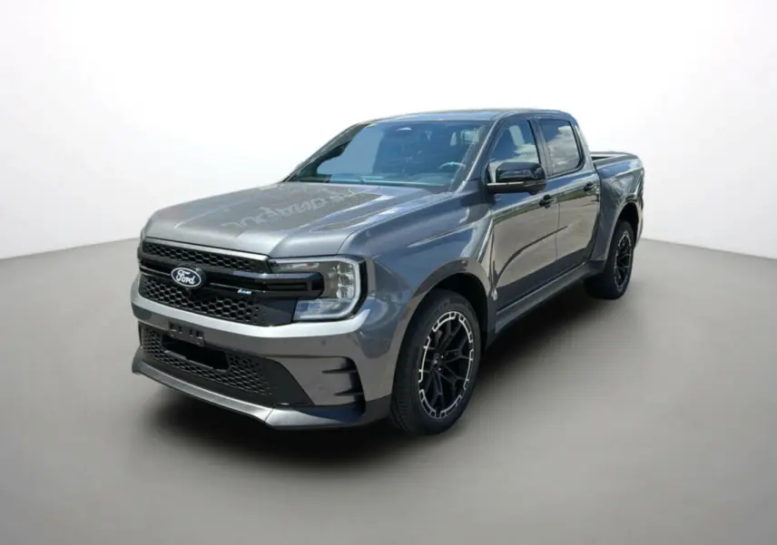 Ford Ranger gris carbone en 3/4 avant droit avec jantes noires et calandre noire distinctive.