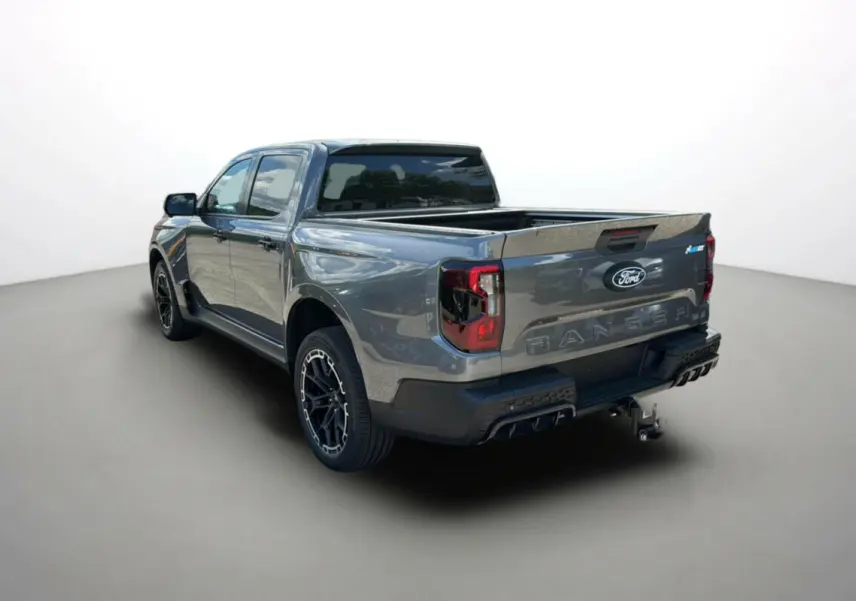 Ford Ranger 3.0 V6 gris carbone en 3/4 arrière droit, avec benne ouverte et jantes alu noires distinctives.