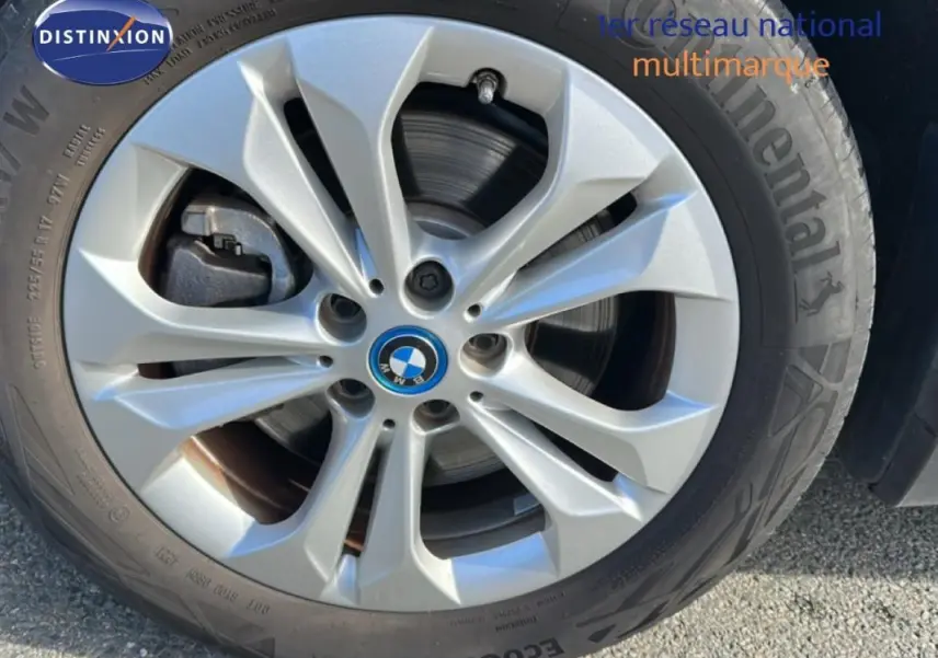 Gros plan sur la jante alliage 18 pouces argentée du BMW X1 F48 LCI gris foncé, avec logo BMW au centre.