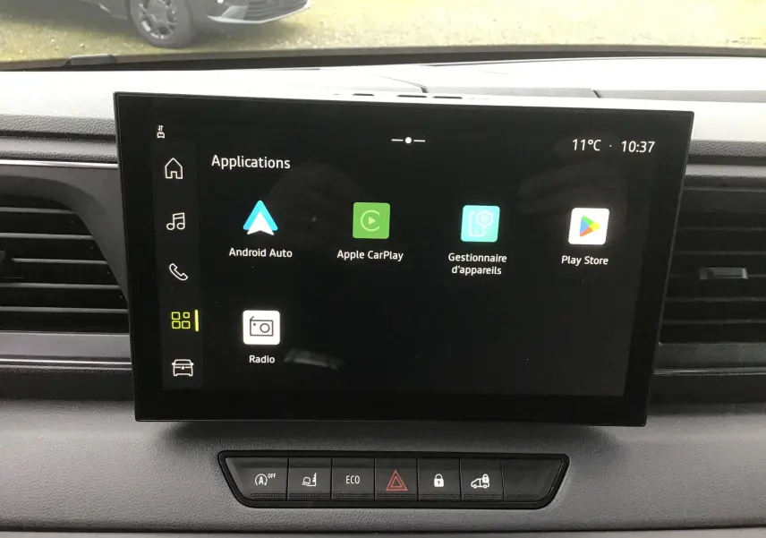 Écran tactile central du tableau de bord du Renault Master blanc, affichant les applications Android Auto et Apple CarPlay.