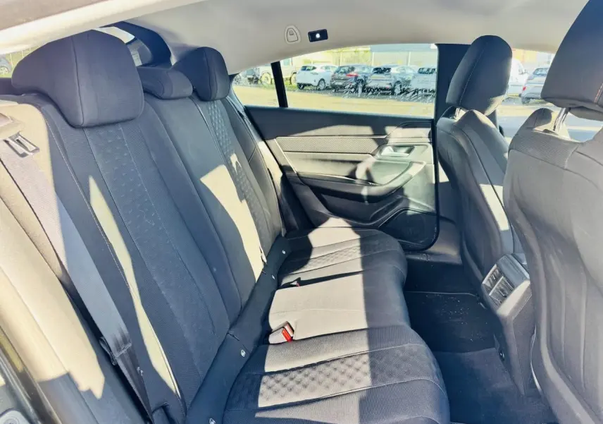Vue intérieure arrière côté droit de la Peugeot 508 2019, montrant la banquette tissu noire avec appuie-têtes réglables.