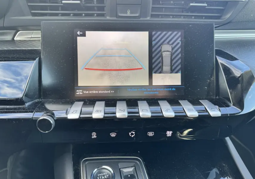 Vue rapprochée de l’écran tactile central du Peugeot 508 gris amazonite, affichant la caméra de recul et les commandes piano chromées.