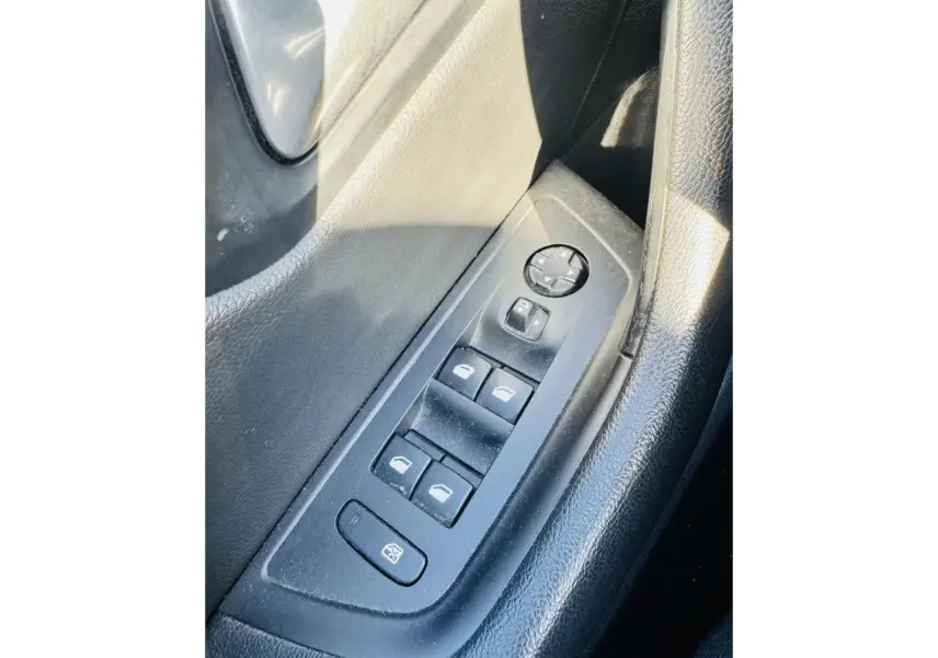 Gros plan sur les commandes des vitres électriques côté conducteur d'une Peugeot 508 gris amazonite, intérieur noir.