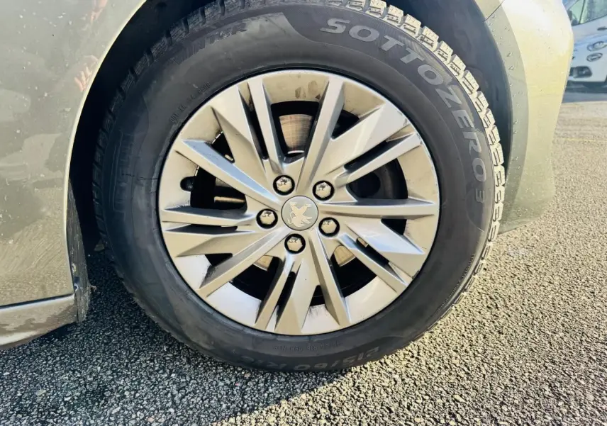 Gros plan sur la jante alliage 17'' Merion gris argentée du côté avant gauche d'une Peugeot 508 gris amazonite.