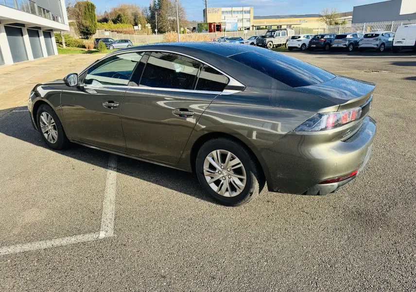 Peugeot 508 gris amazonite vue 3/4 arrière côté gauche, avec jantes alliage et vitrage teinté.