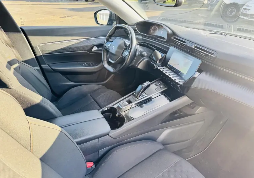 Vue intérieure côté conducteur de la Peugeot 508 avec tableau de bord numérique et écran tactile 8 pouces.
