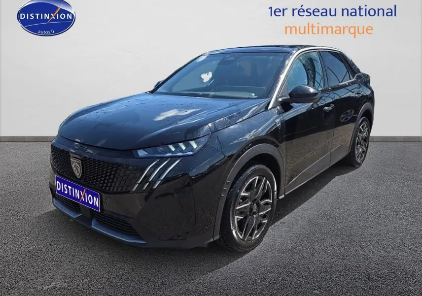 Peugeot 3008 Hybrid noir en 3/4 avant droit, avec phares LED et jantes alliage distinctives.
