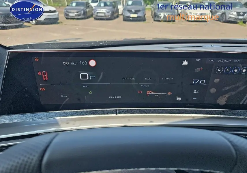 Vue intérieure du tableau de bord numérique du Peugeot 3008 Hybrid 145 GT e-dcs6 noir, affichage multifonction et vitesse à 0 km/h.