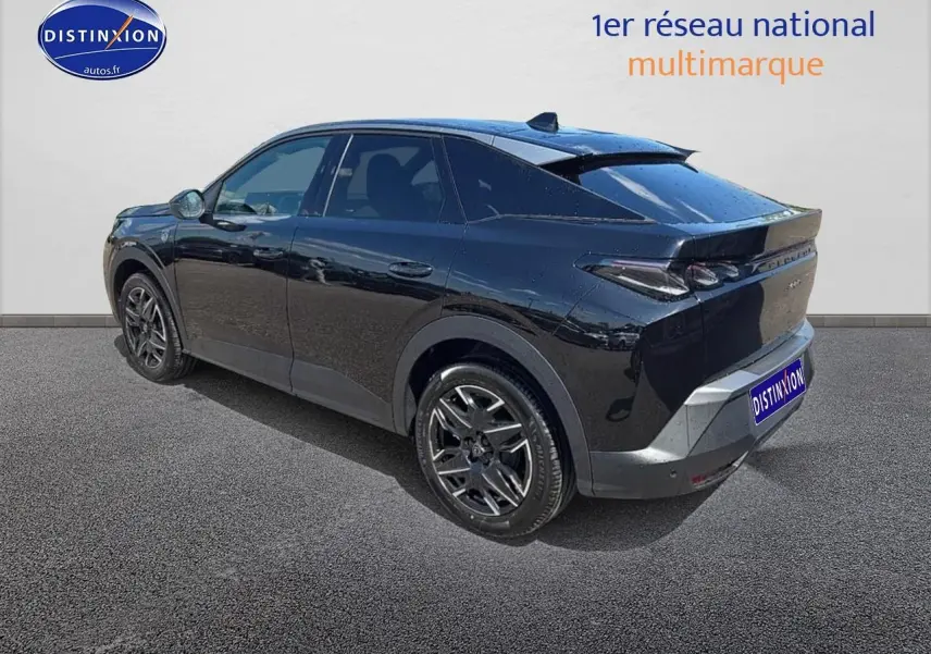 Peugeot 3008 Hybrid noir vu en 3/4 arrière droit avec jantes alu et feux arrière LED distinctifs.